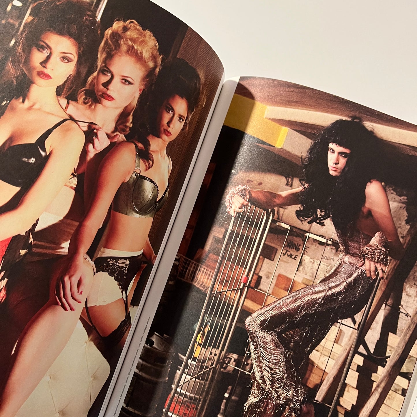 Vice UK - VOLUME 9 ISSUE 4